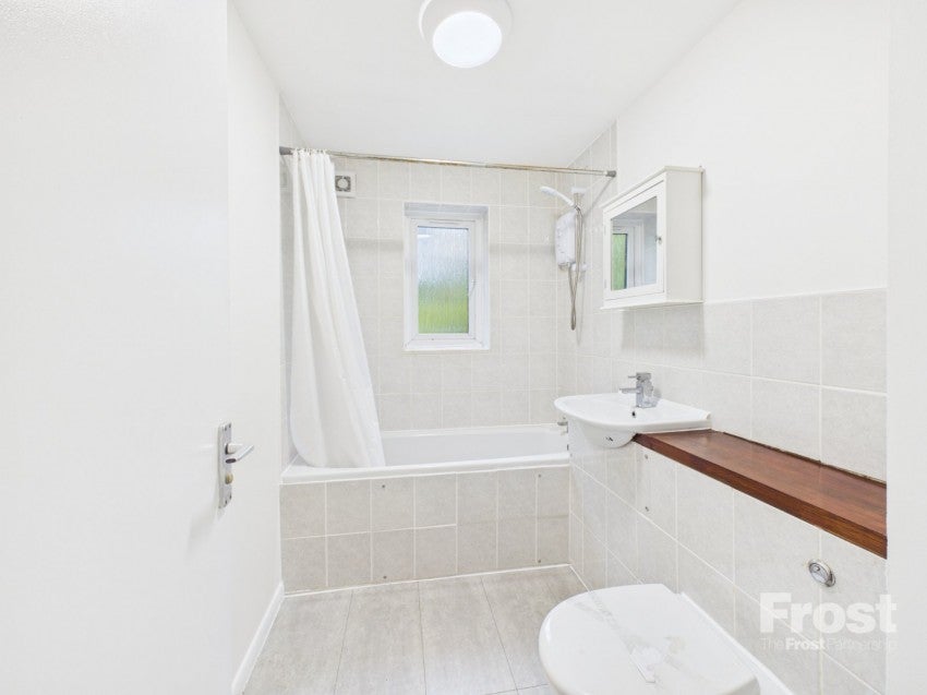 Flat Walpole Road in Slough