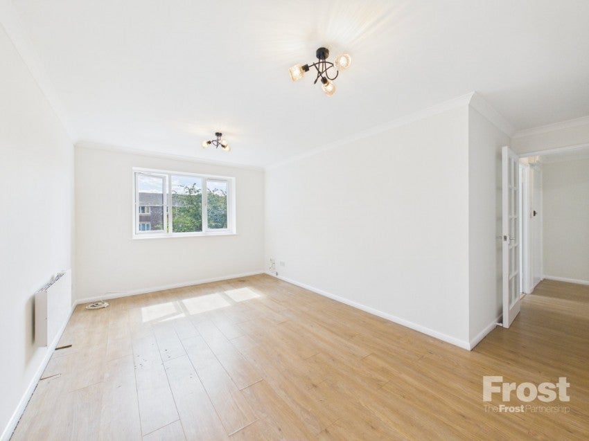 Flat Walpole Road in Slough