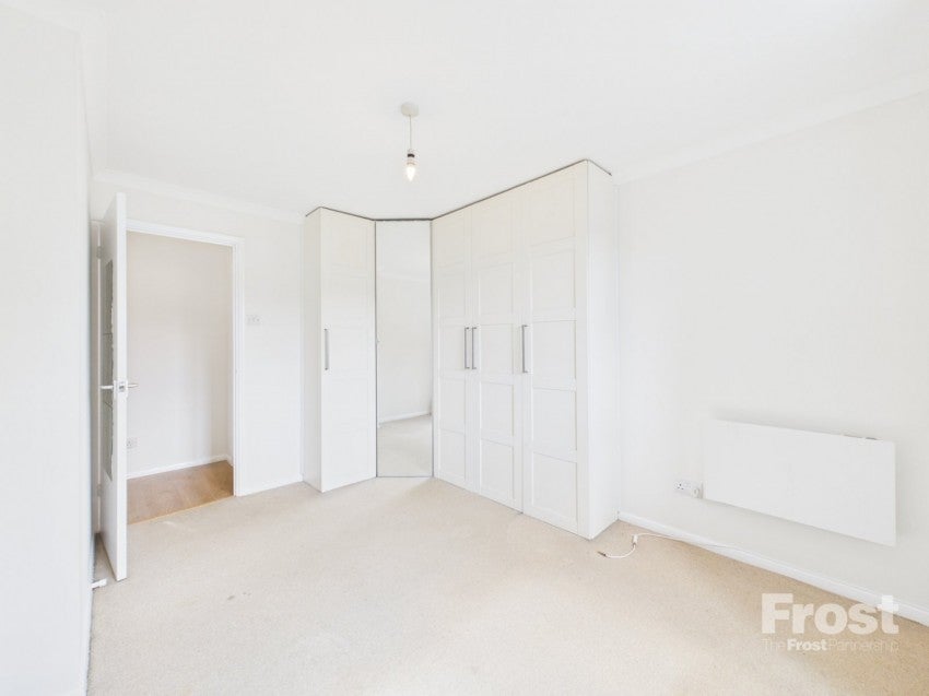 Flat Walpole Road in Slough
