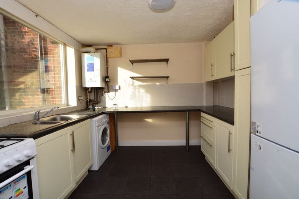 House Aintree Close in Slough