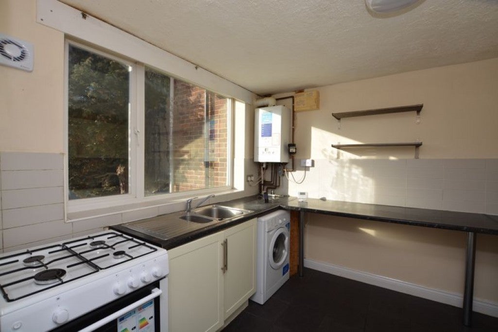 House Aintree Close in Slough