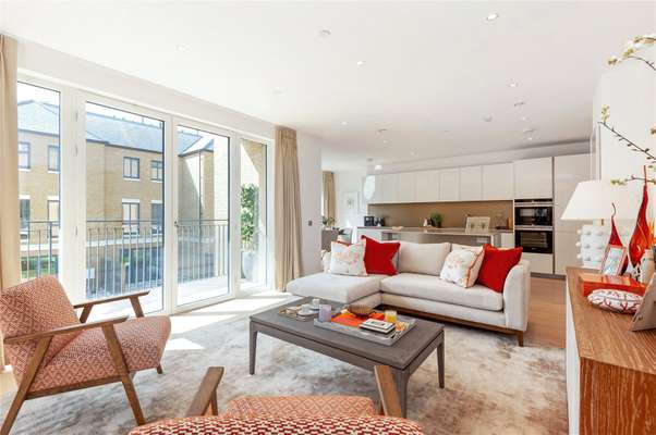 Flat Broom Road in Greater London
