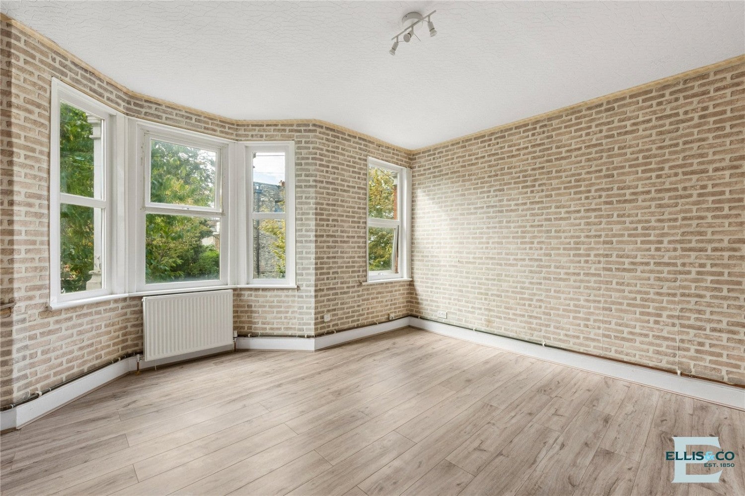Flat Pembroke Road in Greater London