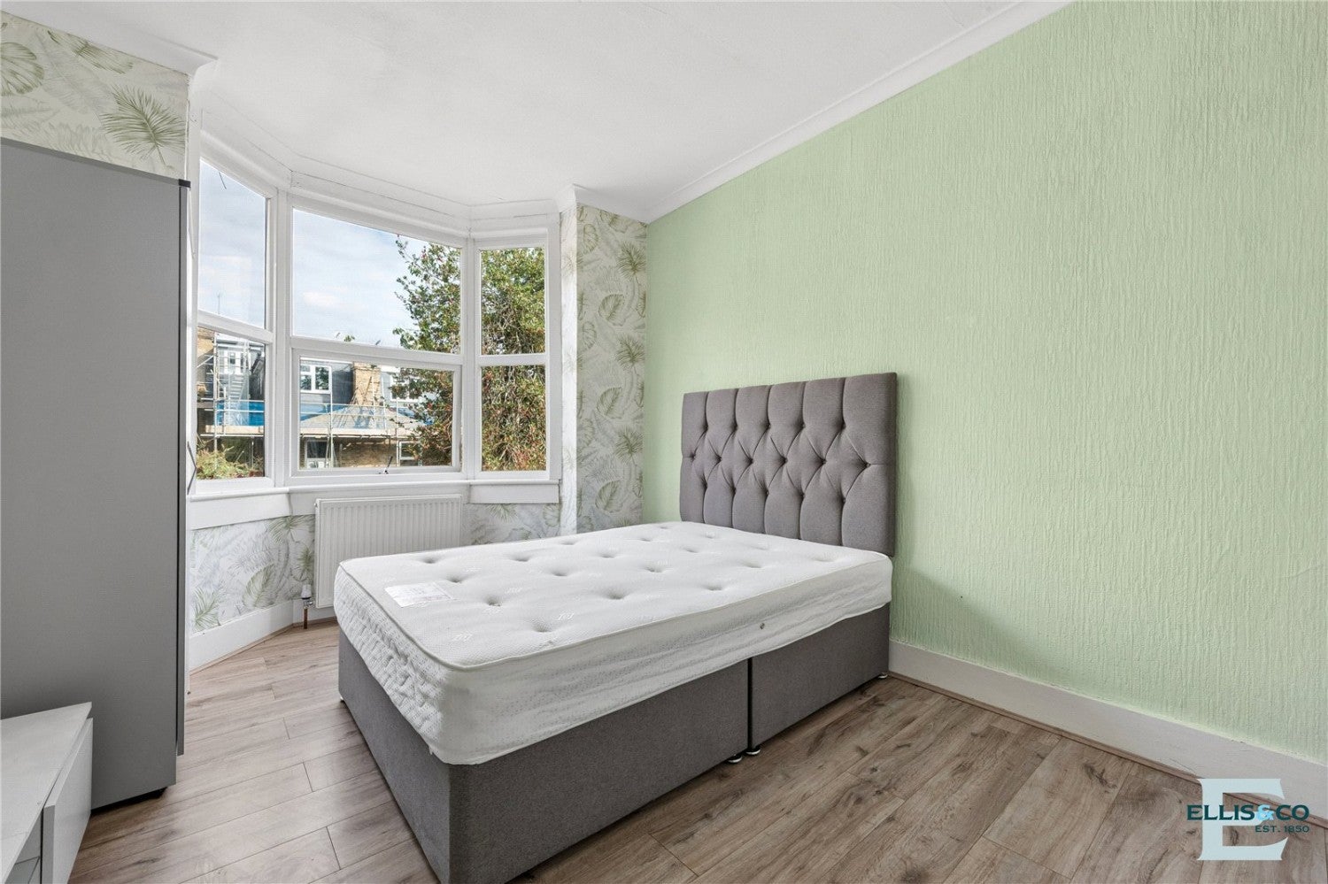 Flat Pembroke Road in Greater London
