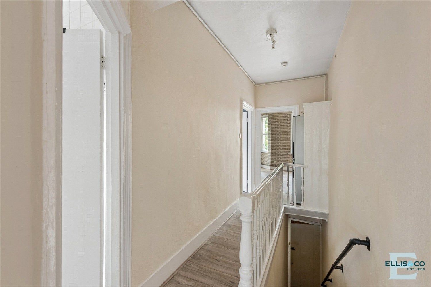 Flat Pembroke Road in Greater London