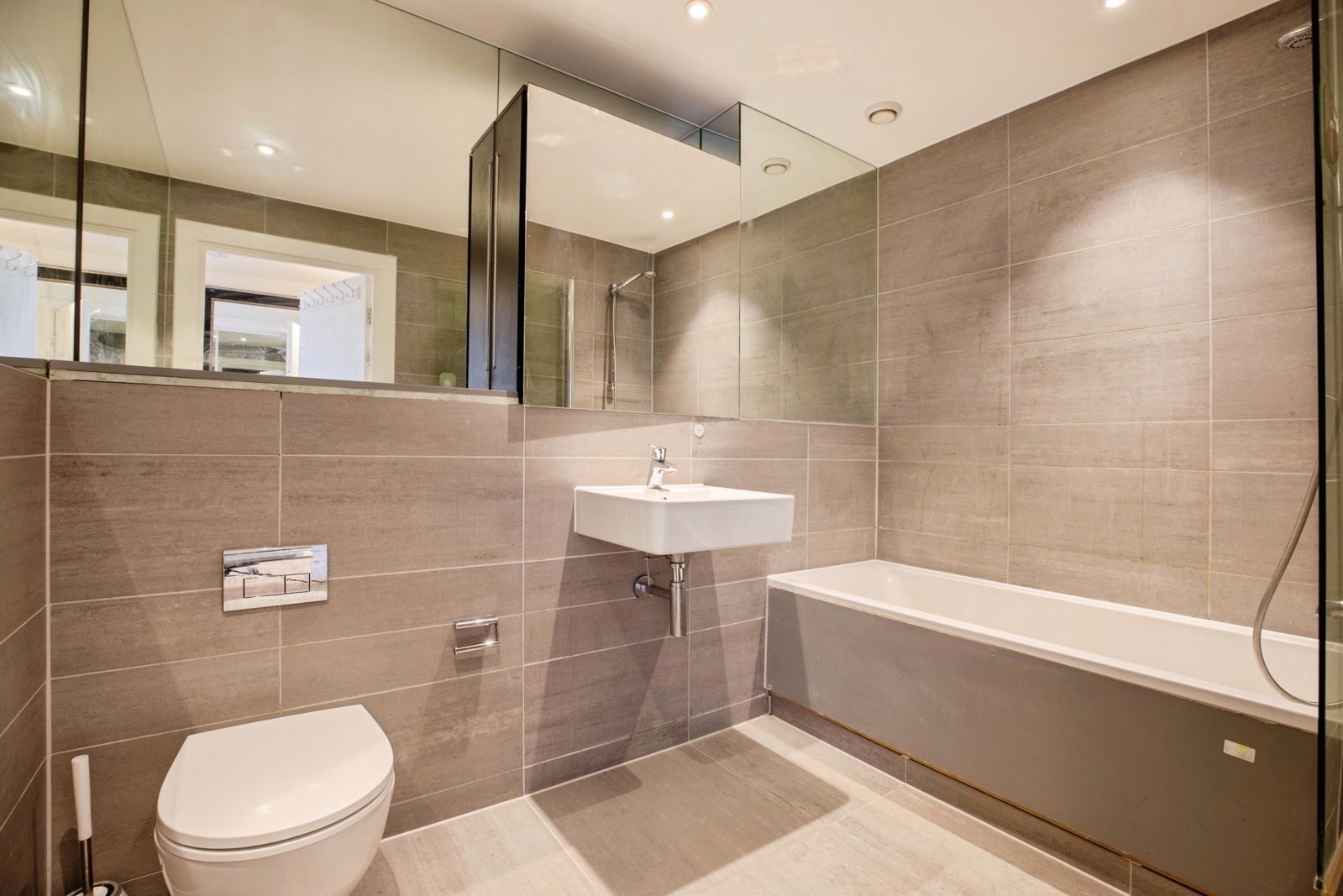 Flat Conington Road in Greater London
