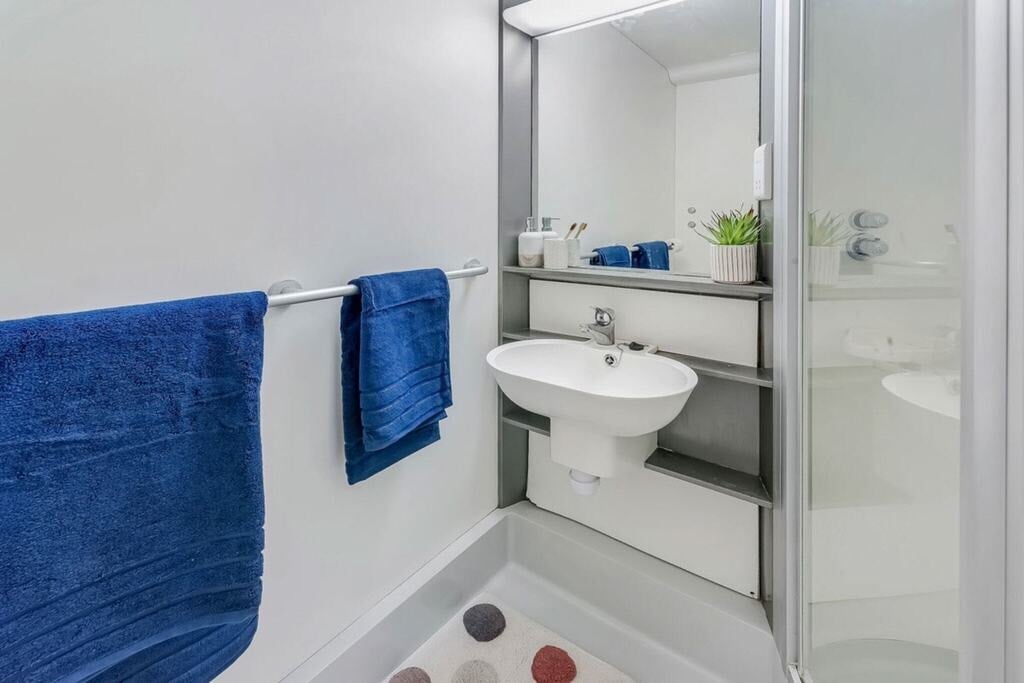 Room Market Road in Greater London