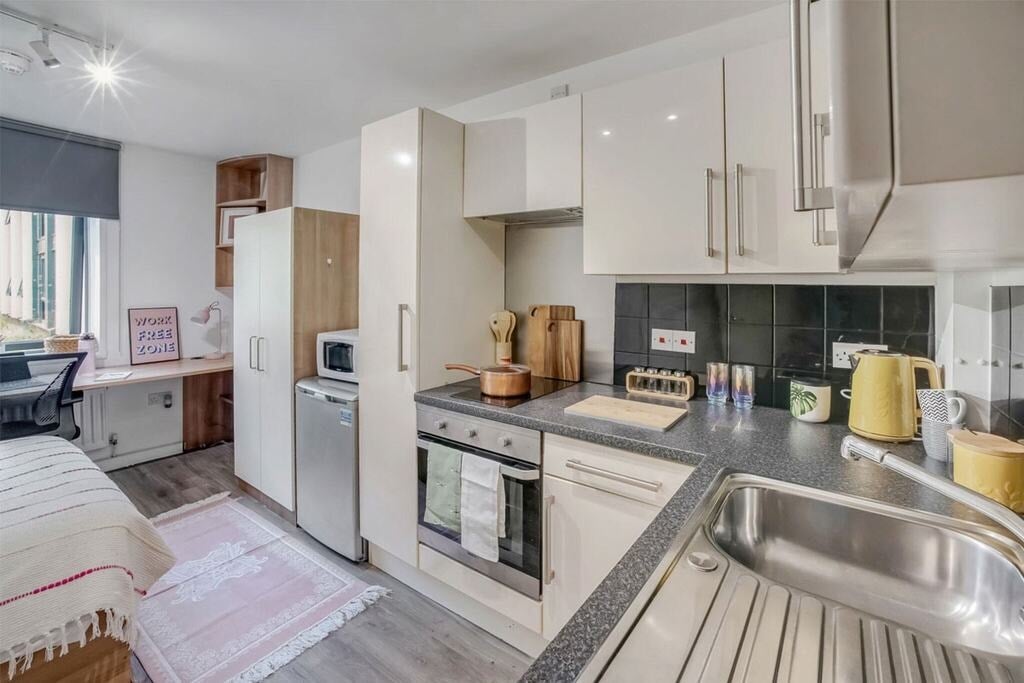 Room Market Road in Greater London