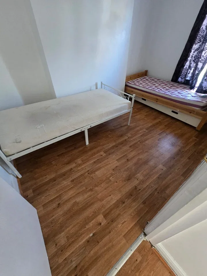 Room Douglas Road in Greater London