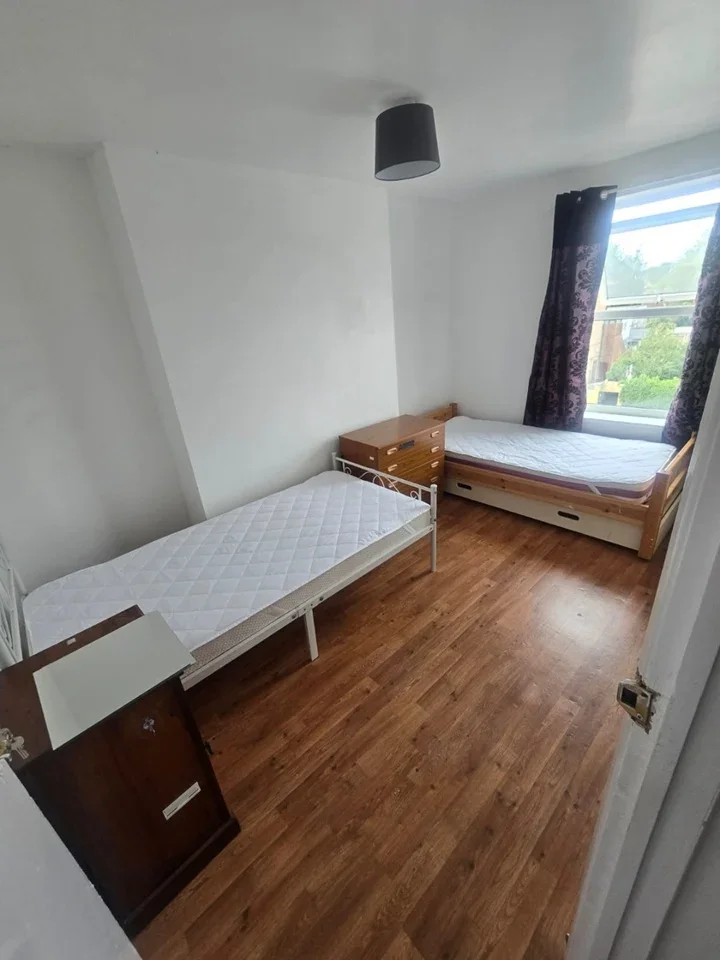 Room Douglas Road in Greater London