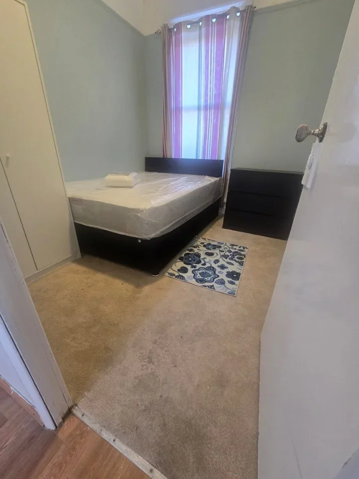Room Douglas Road in Greater London