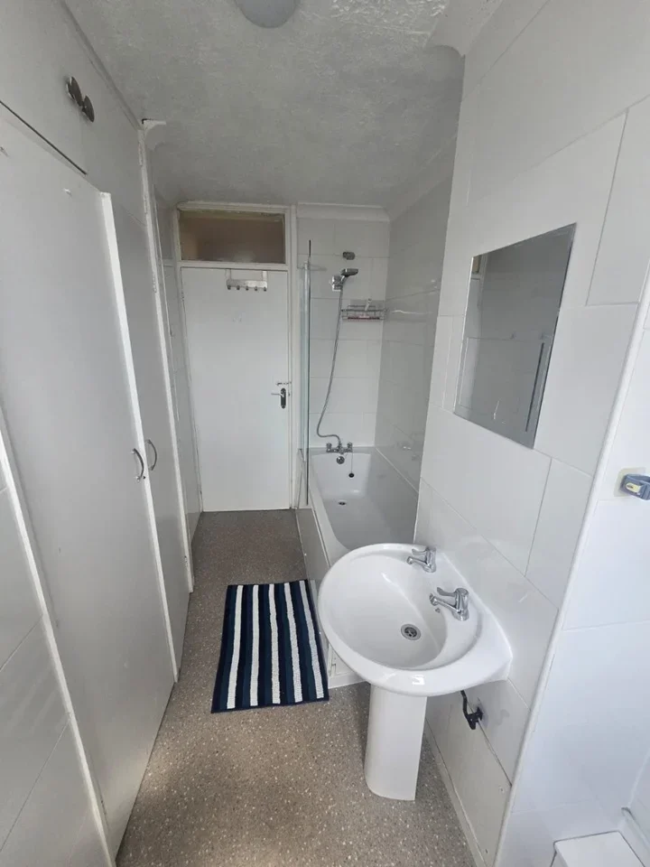 Room Douglas Road in Greater London