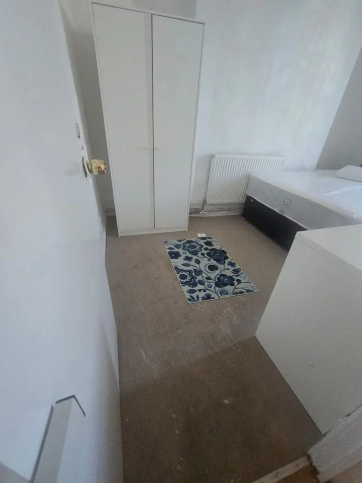 Room Douglas Road in Greater London