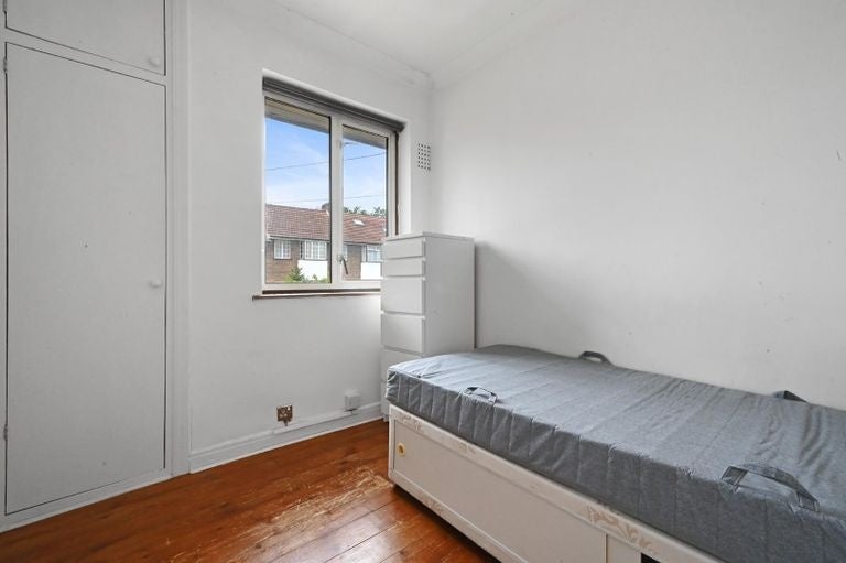 Room Kingsdown Avenue in Greater London