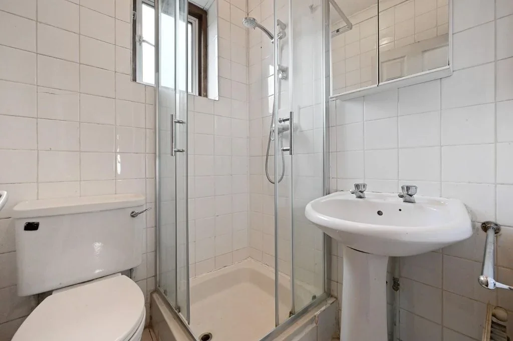Room Kingsdown Avenue in Greater London
