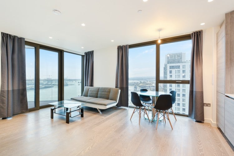 Flat Mudlarks Boulevard in Greater London