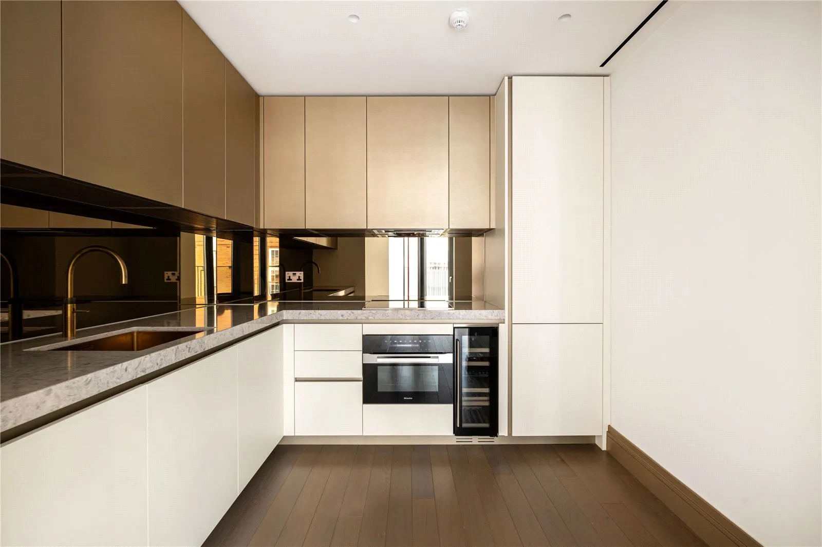 Flat Draycott Avenue in Greater London