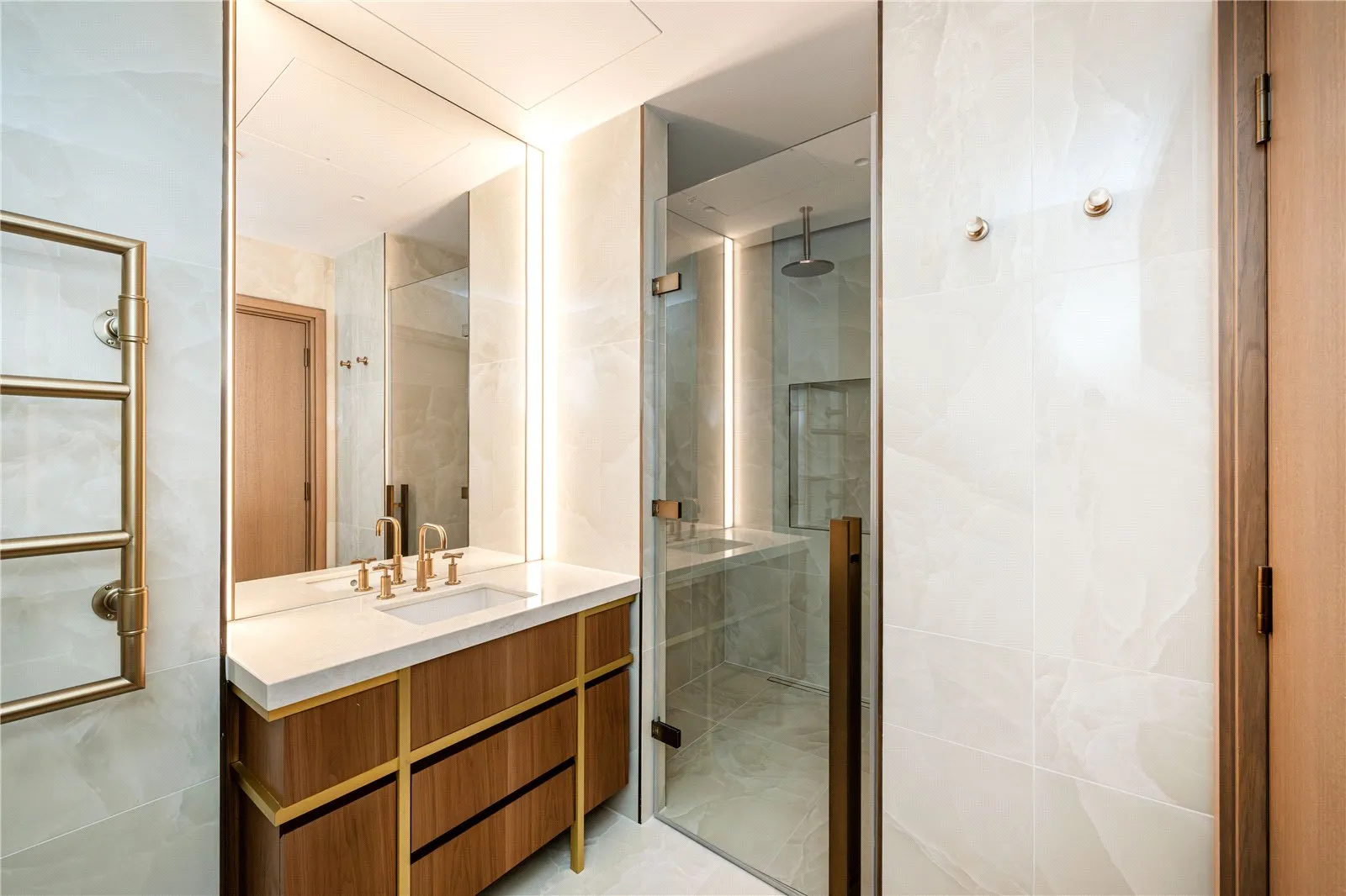 Flat Draycott Avenue in Greater London