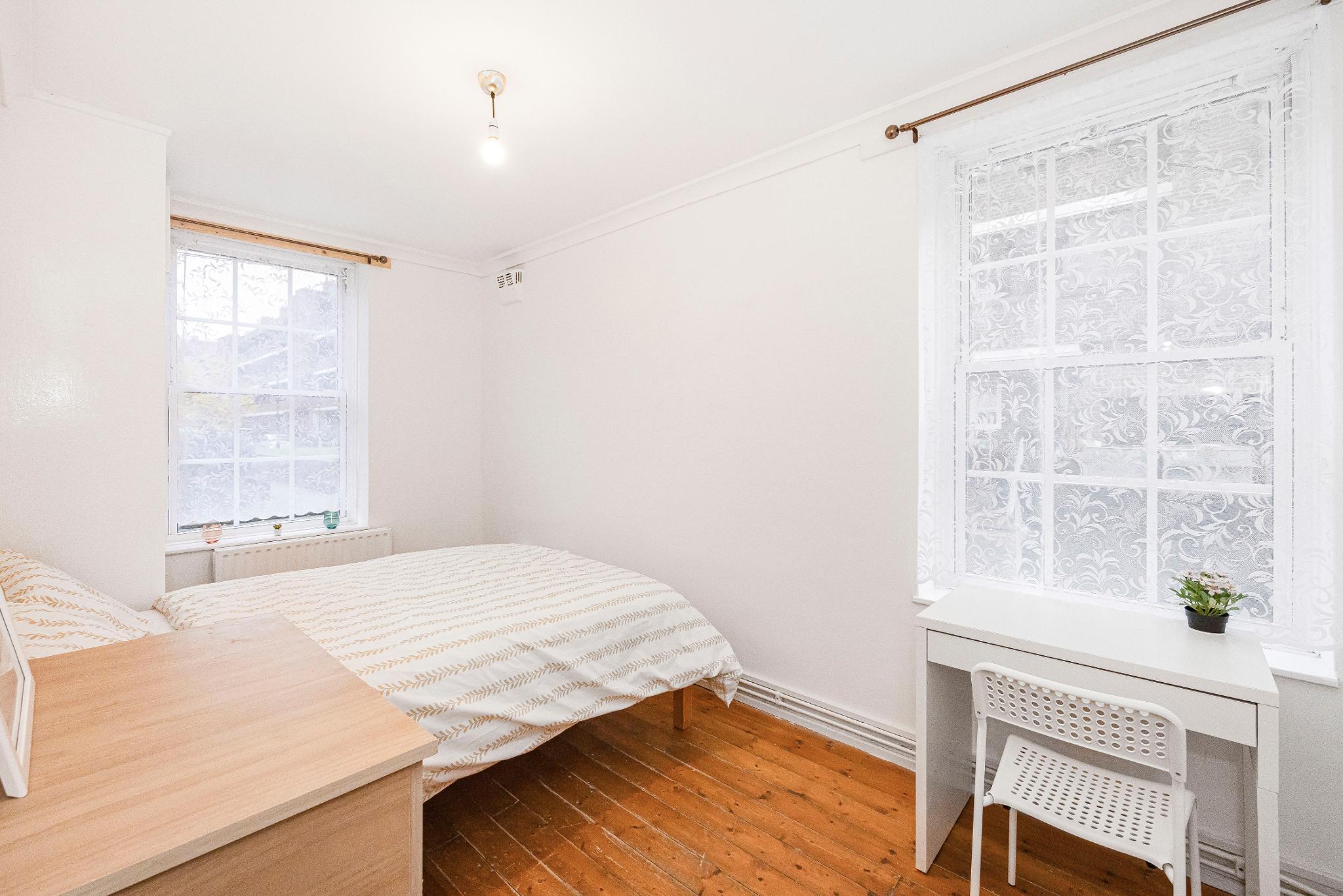 Room Shadwell Gardens in Greater London