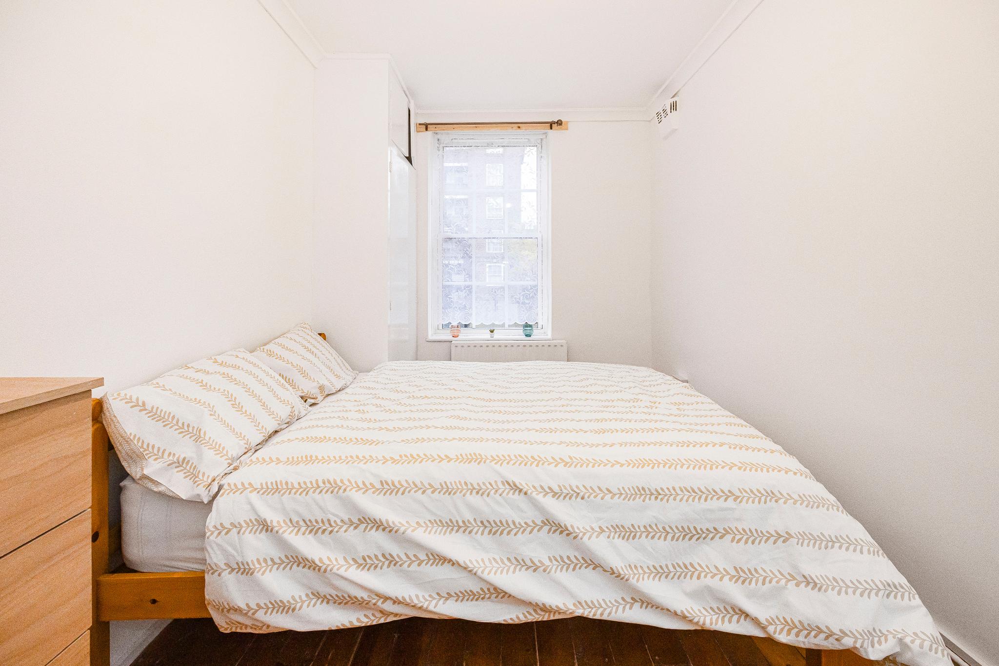 Room Shadwell Gardens in Greater London