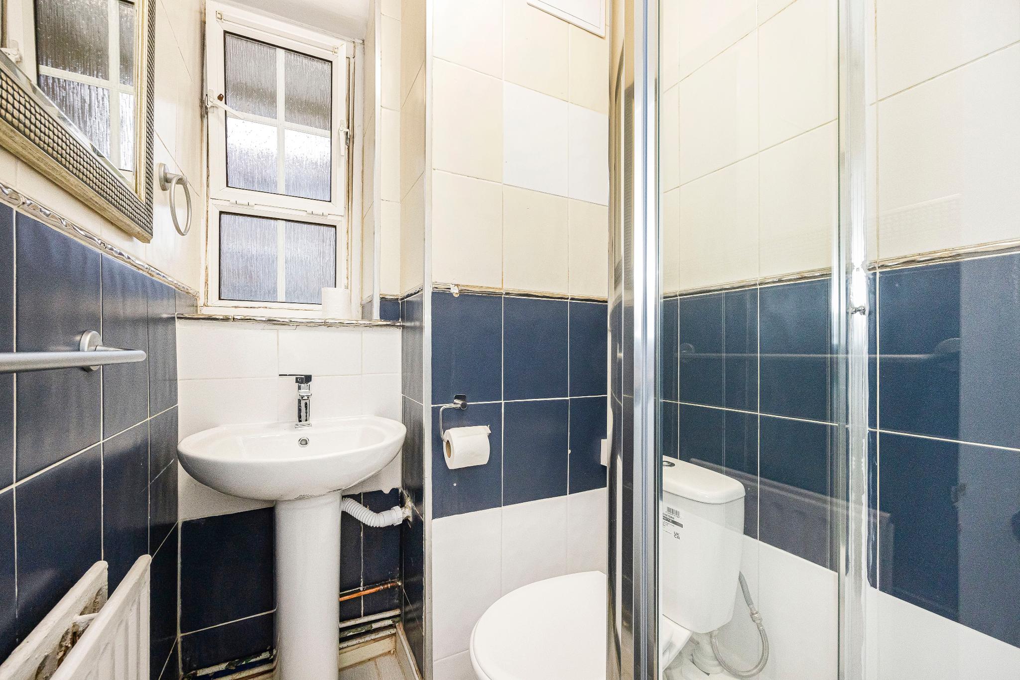 Room Shadwell Gardens in Greater London