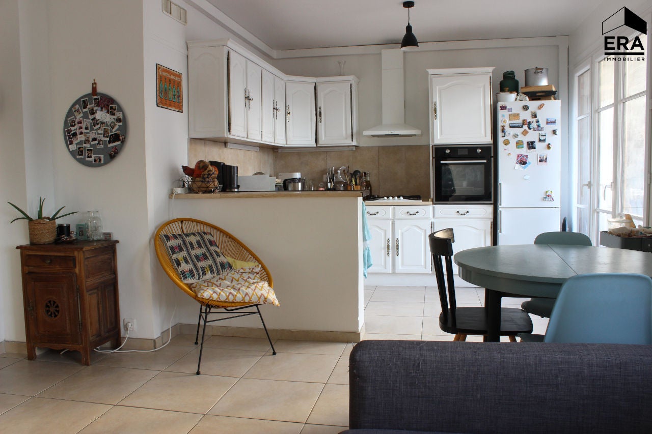 Flat Rue Virgile Marron in Marseille