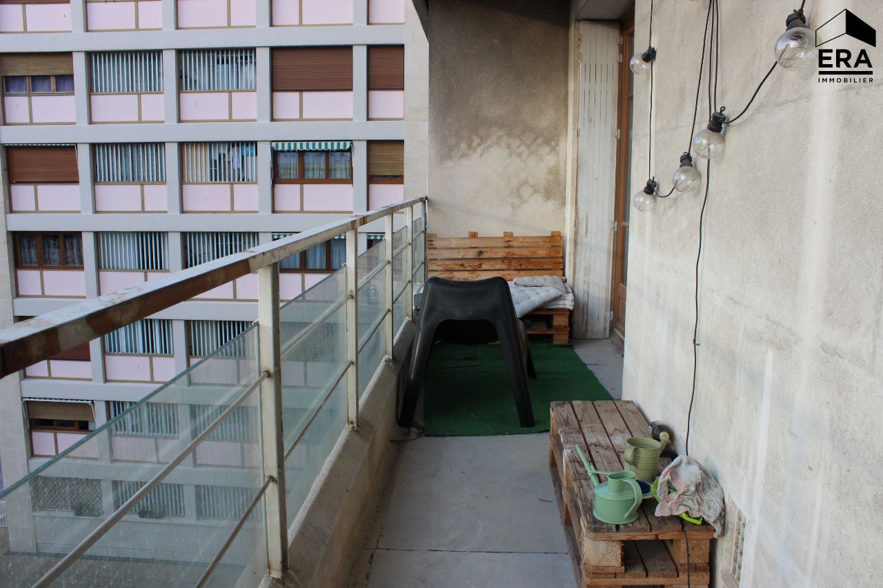 Flat Rue Virgile Marron in Marseille