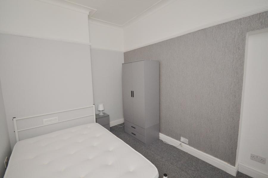 Flat Kingswood Road in Manchester