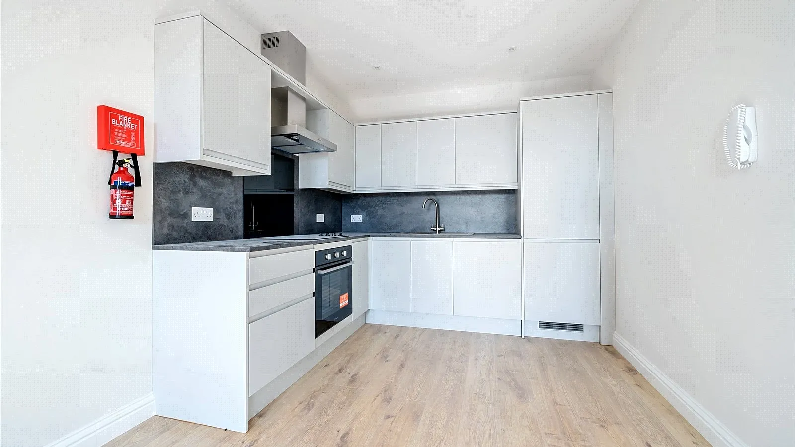 Flat Gladbeck Way in Greater London