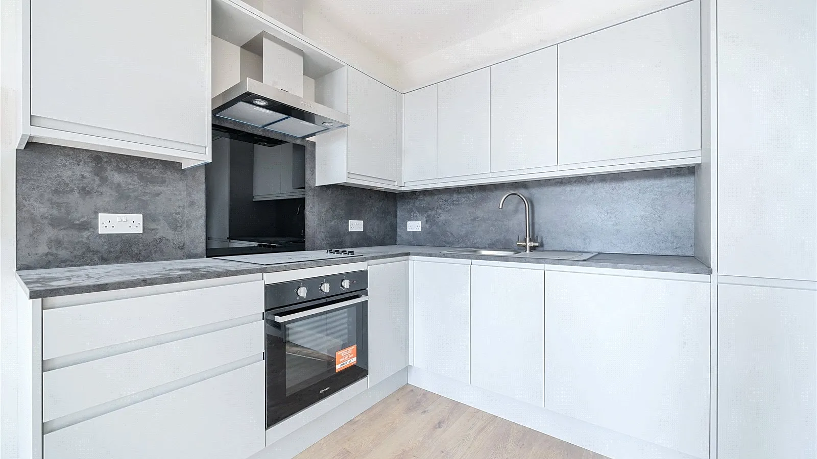 Flat Gladbeck Way in Greater London