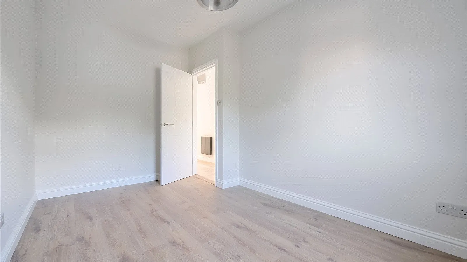 Flat Gladbeck Way in Greater London