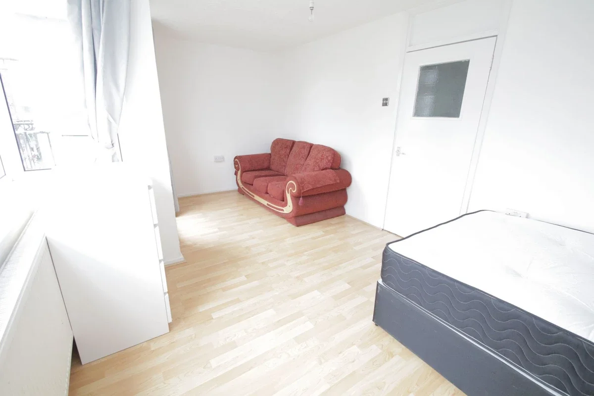 Flat Teviot Street in Greater London