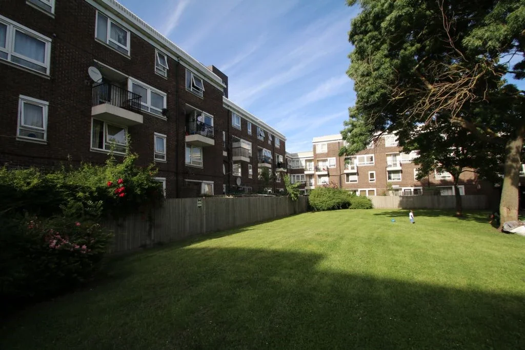 Flat Teviot Street in Greater London