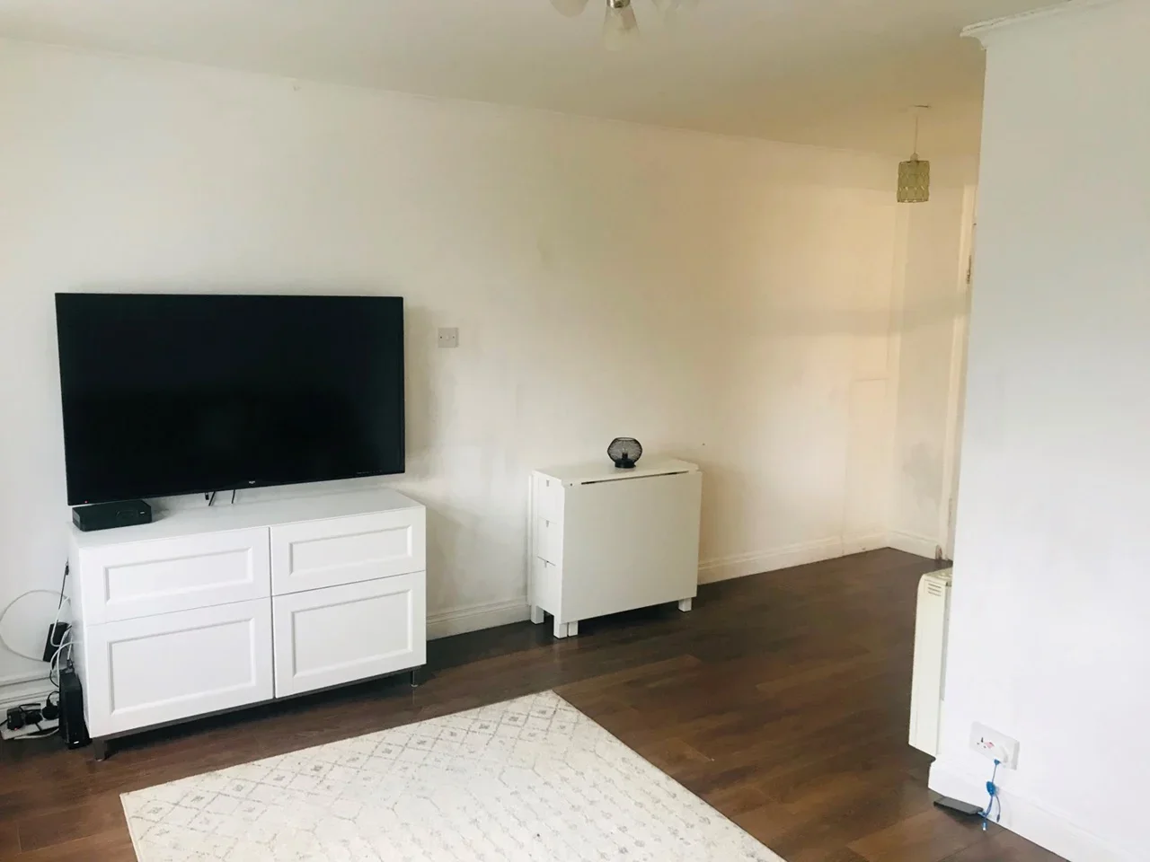Flat Pitshanger Lane in Greater London