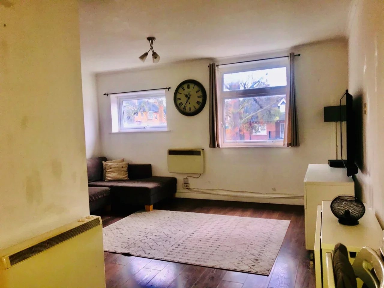 Flat Pitshanger Lane in Greater London