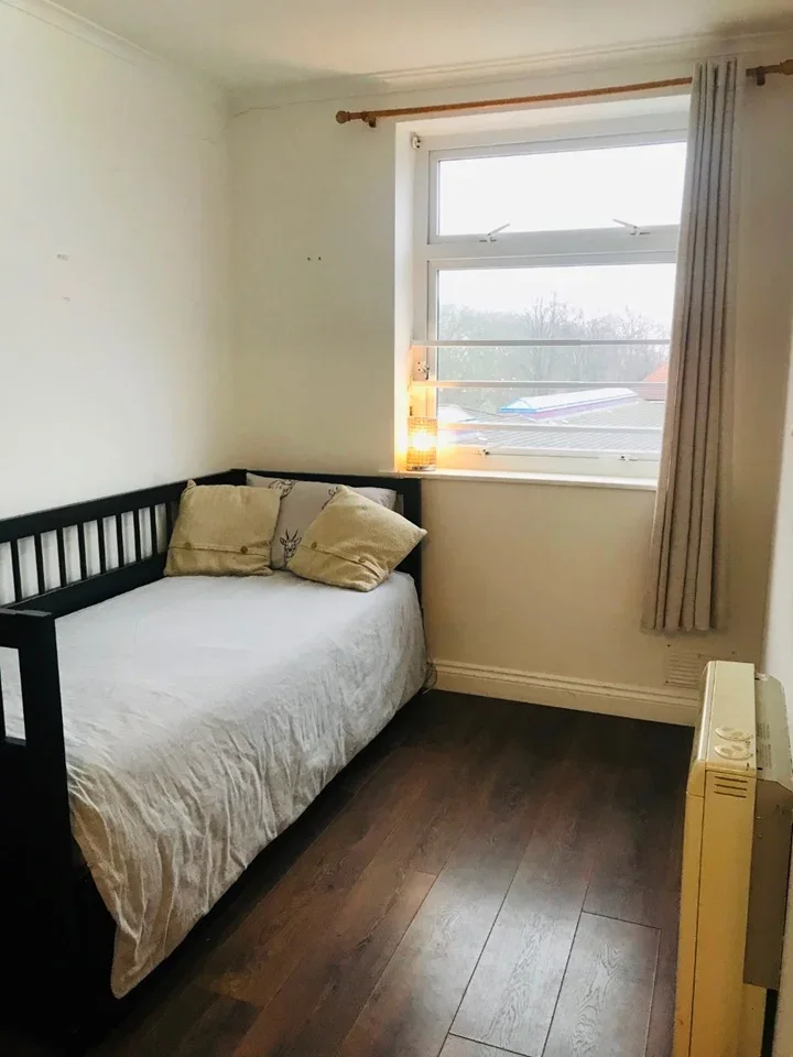 Flat Pitshanger Lane in Greater London