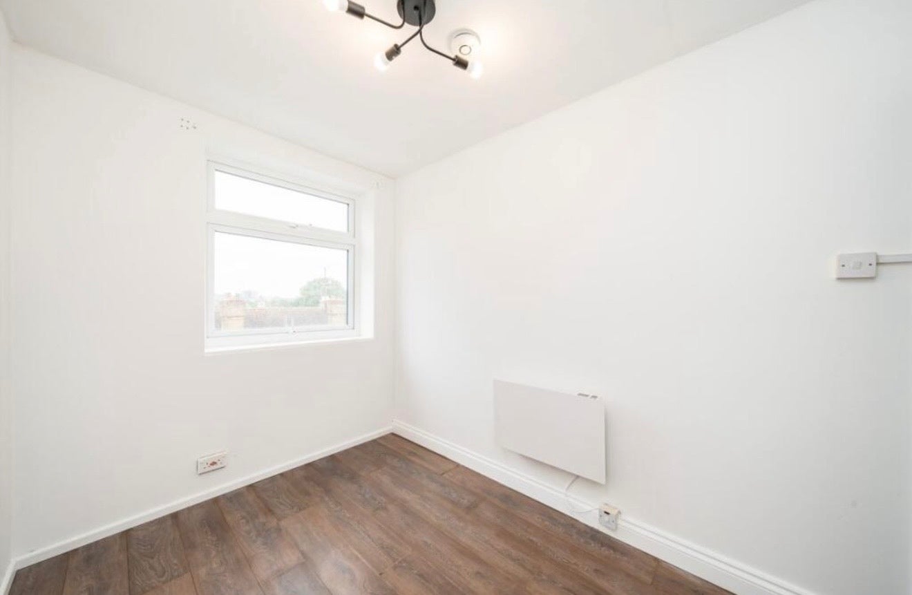 Flat Pitshanger Lane in Greater London