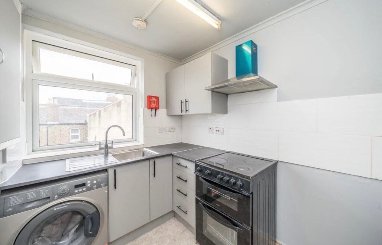 Flat Pitshanger Lane in Greater London