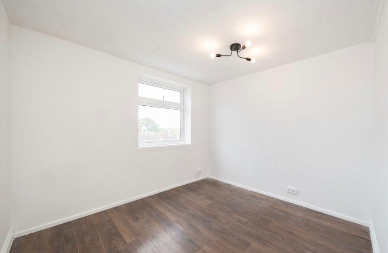 Flat Pitshanger Lane in Greater London