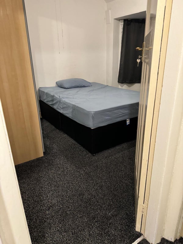 Room Eatesbrook Road in Birmingham