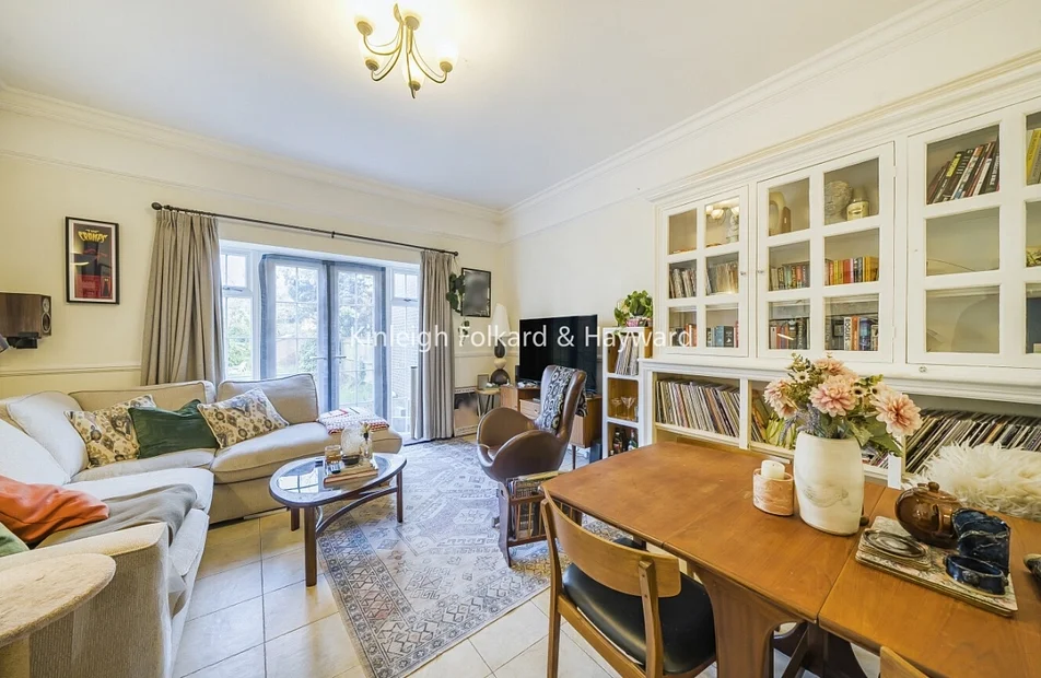 Flat Gunnersbury Avenue in Greater London