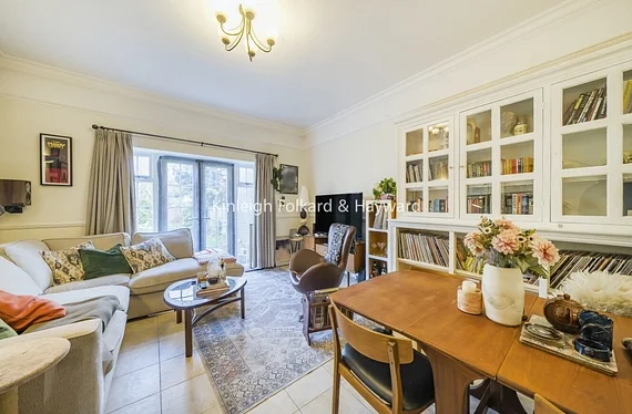 Flat Gunnersbury Avenue in Greater London