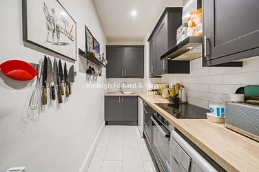 Flat Gunnersbury Avenue in Greater London