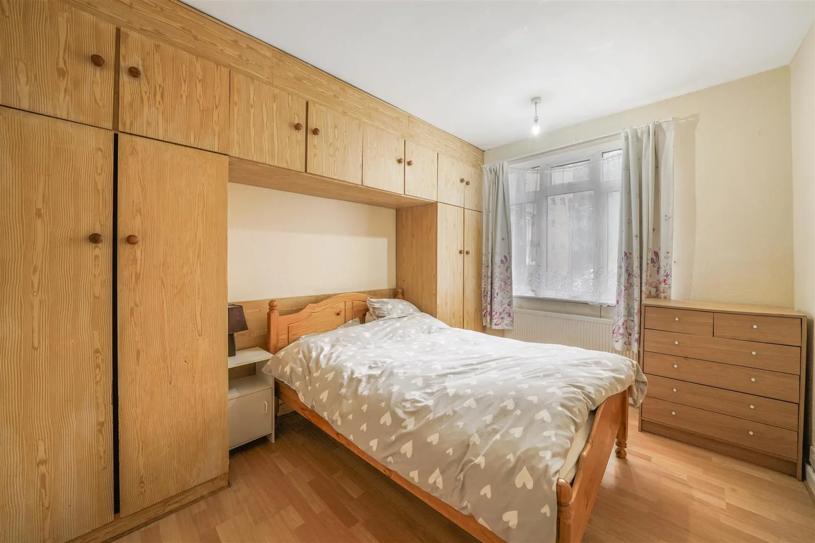 Flat Oldfield Lane North in Greater London