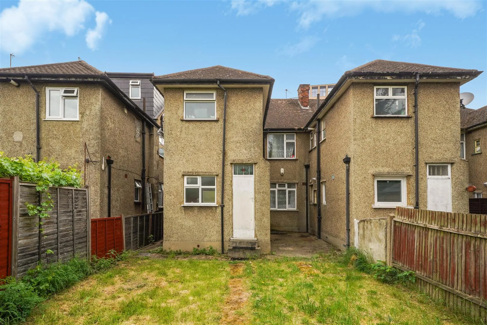 Flat Oldfield Lane North in Greater London