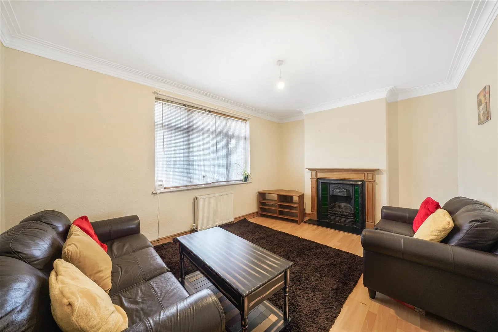 Flat Oldfield Lane North in Greater London