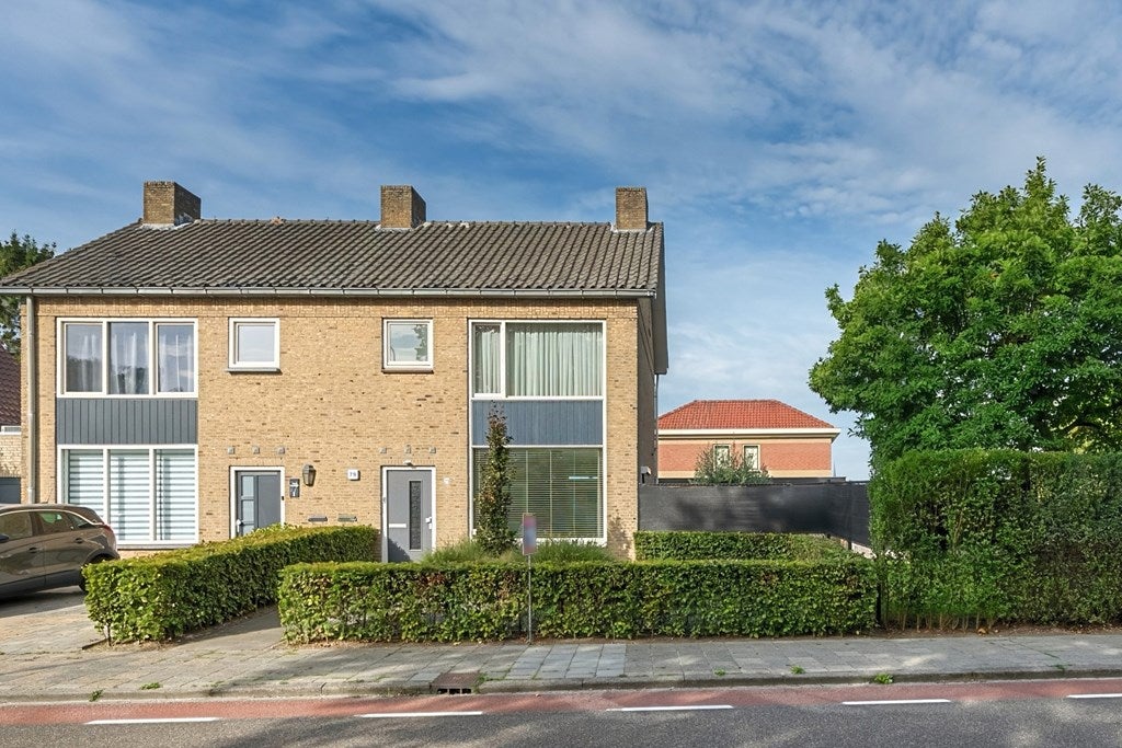 Huis Burg. Van Houtstraat 79 in Budel