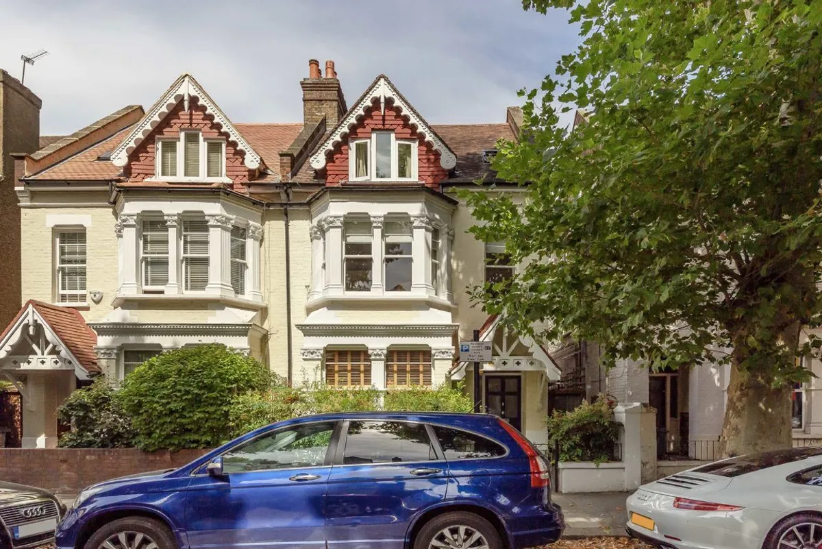 House Thornton Avenue in Greater London