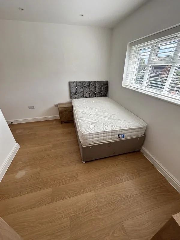 Room Dunnock Drive in Greater London