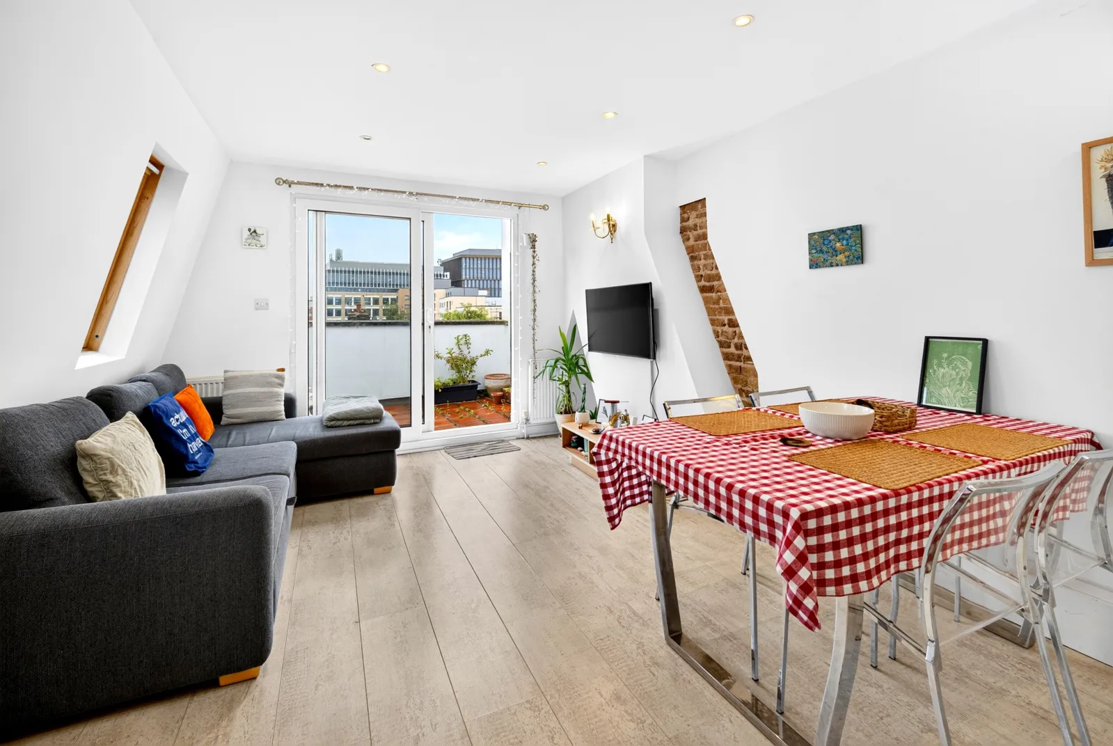 Flat College Place in Greater London